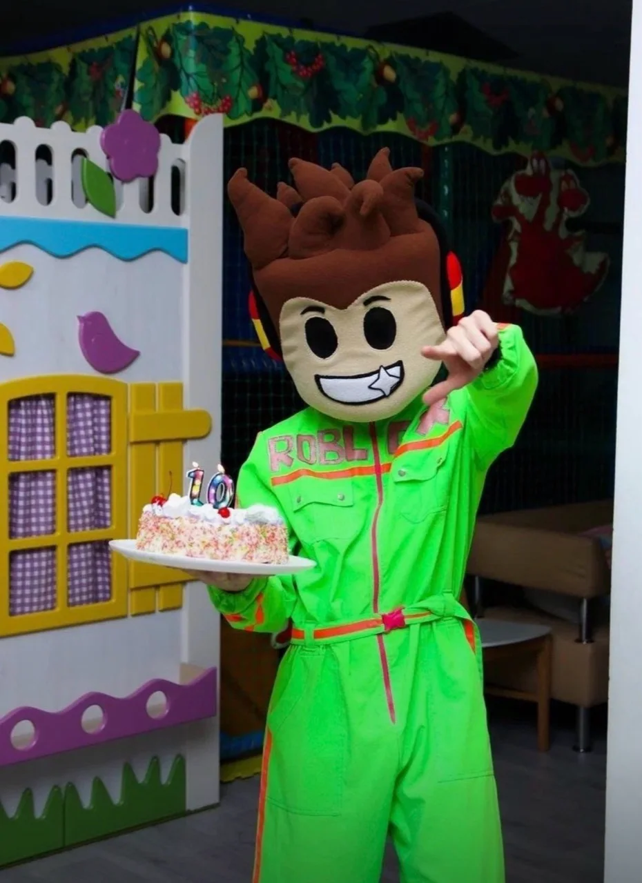 Герой Roblox в зелёном костюме выносит праздничный торт